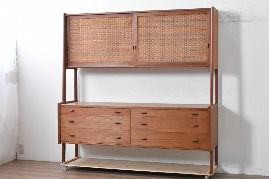 デンマークヴィンテージ　Hans J. Wegner(ハンス・J・ウェグナー)　RY20　チーク材　籐編み扉が魅力のキャビネット　(R-088806)