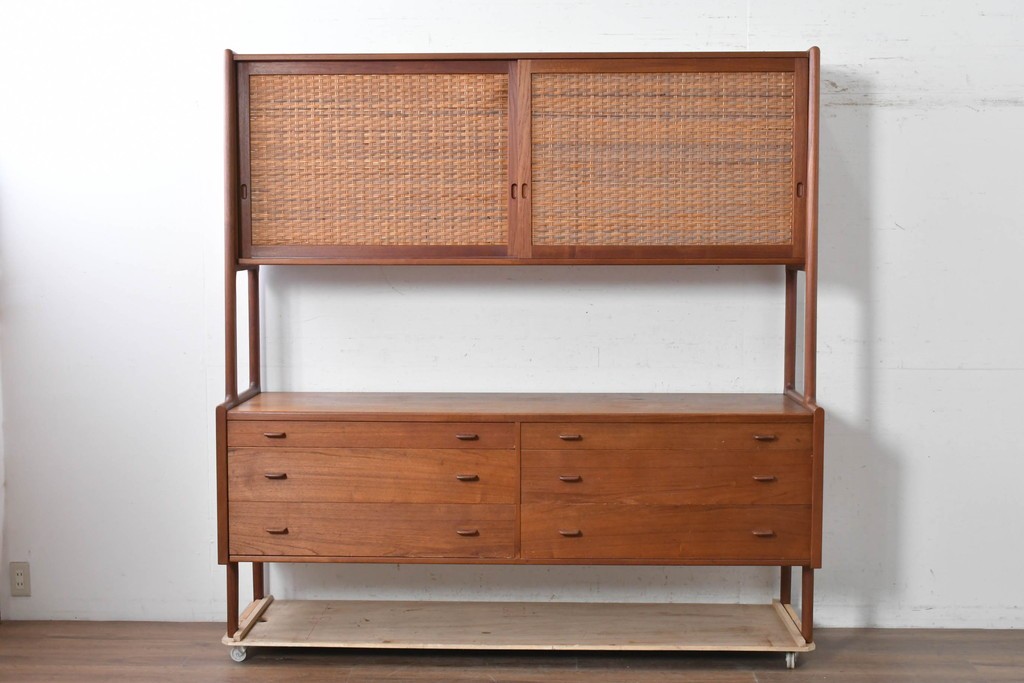 デンマークヴィンテージ　Hans J. Wegner(ハンス・J・ウェグナー)　RY20　チーク材　籐編み扉が魅力のキャビネット　(R-088806)