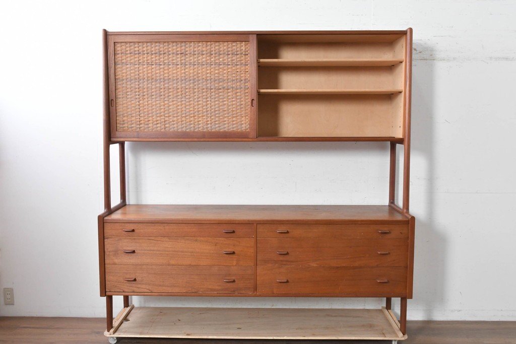 デンマークヴィンテージ　Hans J. Wegner(ハンス・J・ウェグナー)　RY20　チーク材　籐編み扉が魅力のキャビネット　(R-088806)