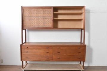 デンマークヴィンテージ　Hans J. Wegner(ハンス・J・ウェグナー)　RY20　チーク材　籐編み扉が魅力のキャビネット　(R-088806)