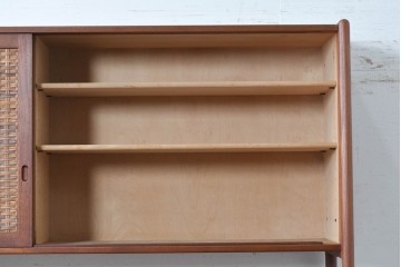 デンマークヴィンテージ　Hans J. Wegner(ハンス・J・ウェグナー)　RY20　チーク材　籐編み扉が魅力のキャビネット　(R-088806)