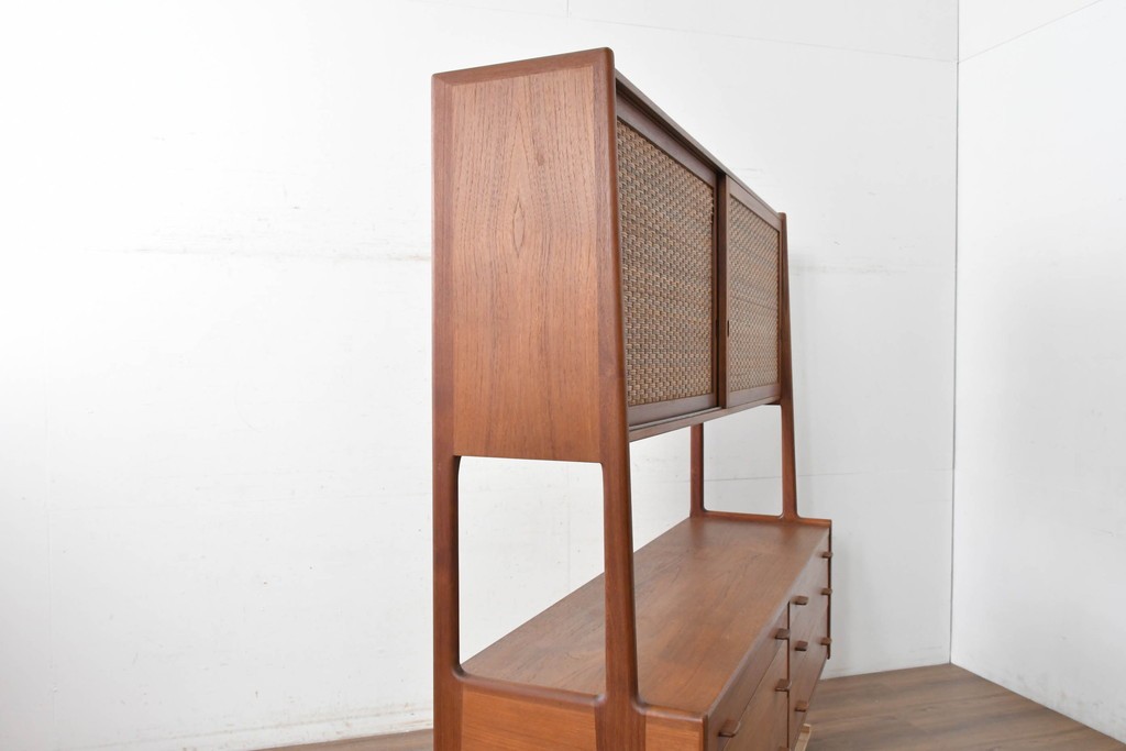 デンマークヴィンテージ　Hans J. Wegner(ハンス・J・ウェグナー)　RY20　チーク材　籐編み扉が魅力のキャビネット　(R-088806)