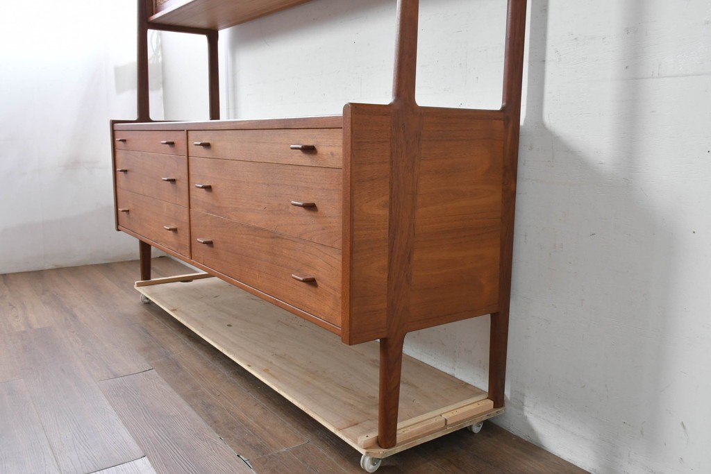 デンマークヴィンテージ　Hans J. Wegner(ハンス・J・ウェグナー)　RY20　チーク材　籐編み扉が魅力のキャビネット　(R-088806)