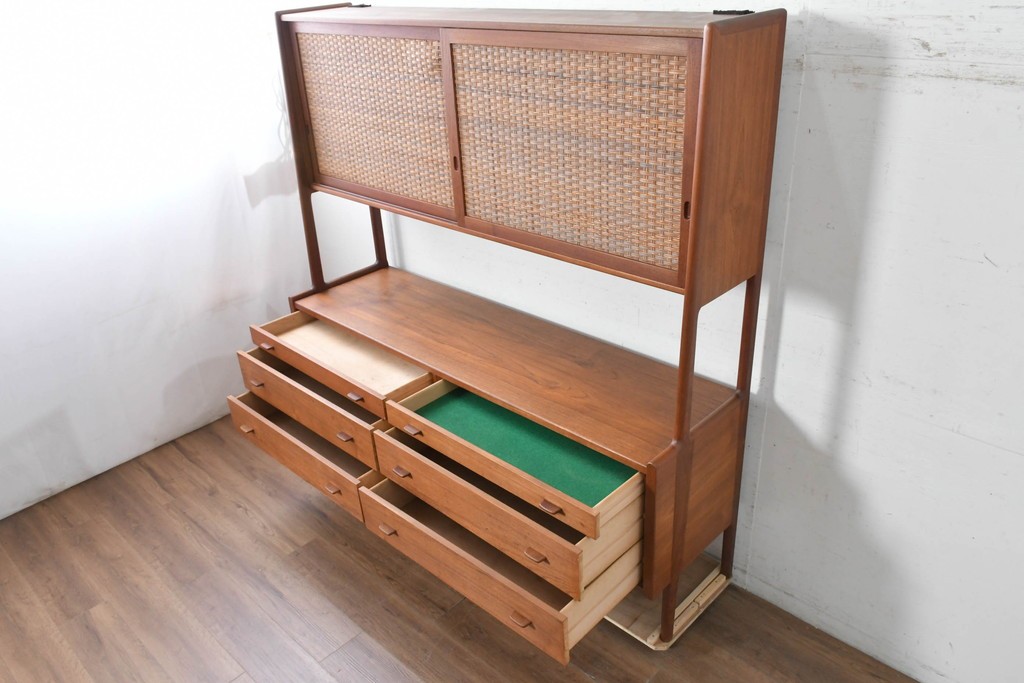 デンマークヴィンテージ　Hans J. Wegner(ハンス・J・ウェグナー)　RY20　チーク材　籐編み扉が魅力のキャビネット　(R-088806)
