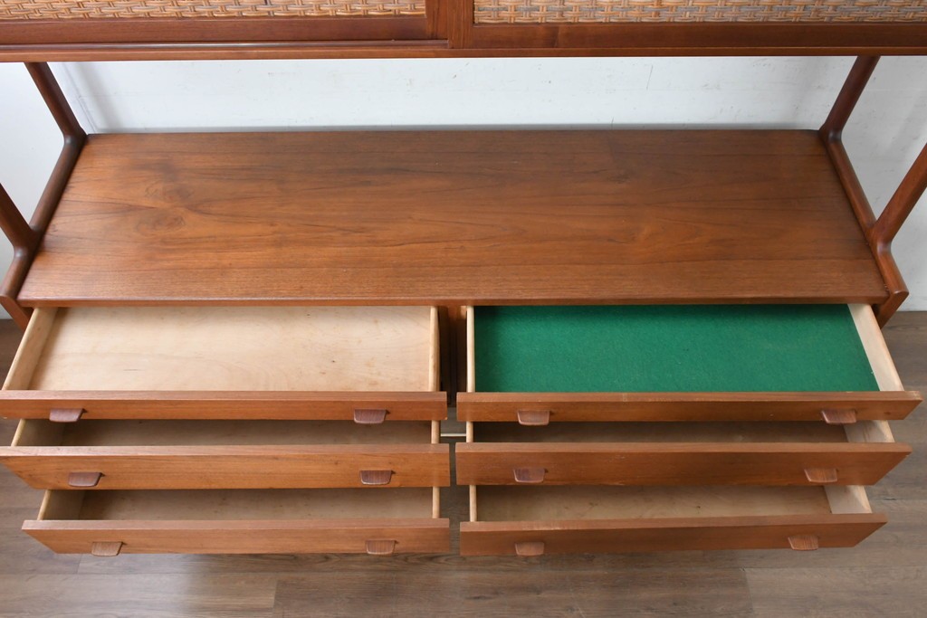 デンマークヴィンテージ　Hans J. Wegner(ハンス・J・ウェグナー)　RY20　チーク材　籐編み扉が魅力のキャビネット　(R-088806)