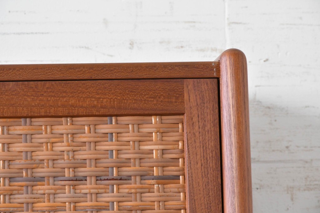 デンマークヴィンテージ　Hans J. Wegner(ハンス・J・ウェグナー)　RY20　チーク材　籐編み扉が魅力のキャビネット　(R-088806)