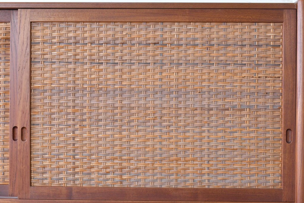 デンマークヴィンテージ　Hans J. Wegner(ハンス・J・ウェグナー)　RY20　チーク材　籐編み扉が魅力のキャビネット　(R-088806)