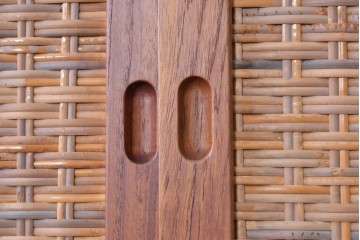デンマークヴィンテージ　Hans J. Wegner(ハンス・J・ウェグナー)　RY20　チーク材　籐編み扉が魅力のキャビネット　(R-088806)