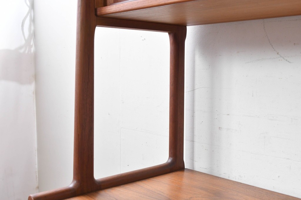 デンマークヴィンテージ　Hans J. Wegner(ハンス・J・ウェグナー)　RY20　チーク材　籐編み扉が魅力のキャビネット　(R-088806)