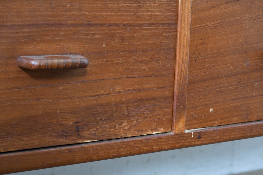 デンマークヴィンテージ　Hans J. Wegner(ハンス・J・ウェグナー)　RY20　チーク材　籐編み扉が魅力のキャビネット　(R-088806)