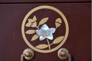 中古　美品!!　高級工芸家具　金蒔絵と螺鈿細工が施された総漆塗りのサイドチェスト　定価約120万円　(R-088807)