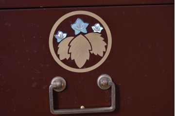 中古　美品!!　高級工芸家具　金蒔絵と螺鈿細工が施された総漆塗りのサイドチェスト　定価約120万円　(R-088807)