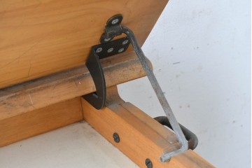 ヨーロッパヴィンテージ　ビーチ材　跳ね上げ天板のスクールデスク　(R-088810)