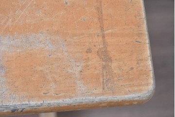 ヨーロッパヴィンテージ　ビーチ材　跳ね上げ天板のスクールデスク　(R-088810)