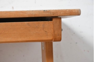 ヨーロッパヴィンテージ　ビーチ材　跳ね上げ天板のスクールデスク　(R-088810)