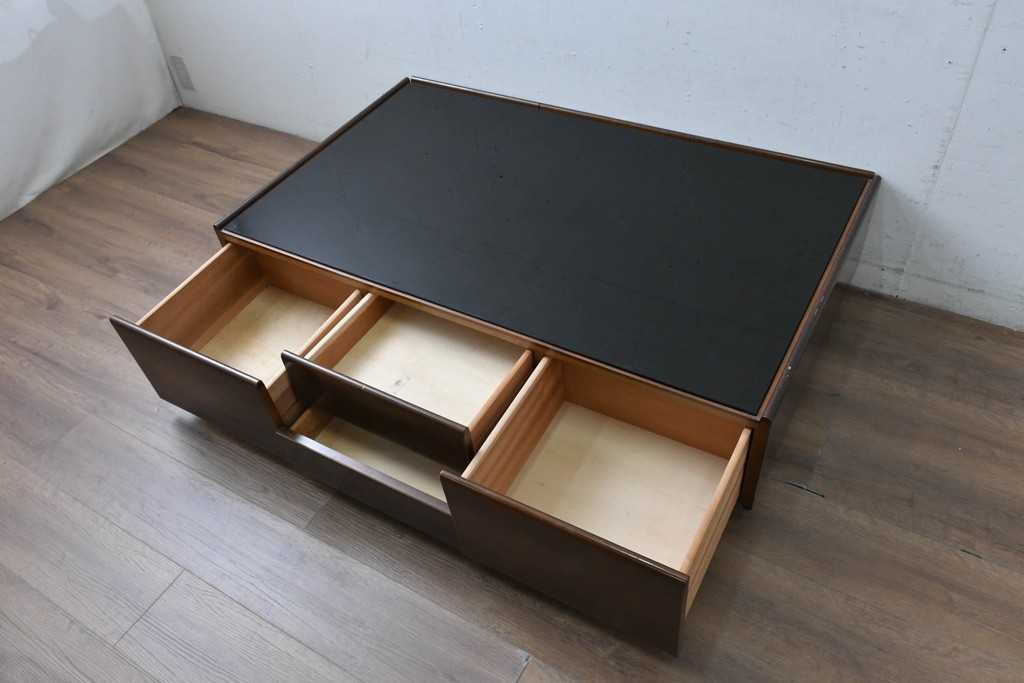 中古　arflex(アルフレックス)　ガラストップと収納を備えたセンターテーブル　(R-088814)