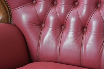 ヨーロッパヴィンテージ　フェイクレザー　ボタン留めの背もたれがクラシカルな3人掛けソファ　(R-088817)