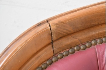 ヨーロッパヴィンテージ　フェイクレザー　ボタン留めの背もたれがクラシカルな3人掛けソファ　(R-088817)