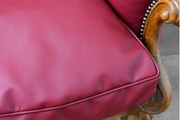 ヨーロッパヴィンテージ　フェイクレザー　ボタン留めの背もたれがクラシカルな3人掛けソファ　(R-088817)