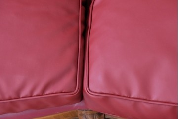 ヨーロッパヴィンテージ　フェイクレザー　ボタン留めの背もたれがクラシカルな3人掛けソファ　(R-088817)