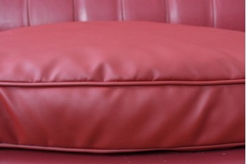 ヨーロッパヴィンテージ　フェイクレザー　ボタン留めの背もたれがクラシカルな3人掛けソファ　(R-088817)