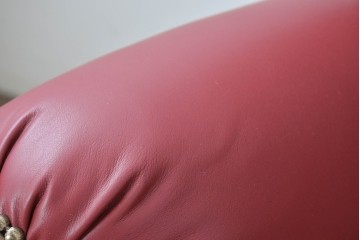 ヨーロッパヴィンテージ　フェイクレザー　ボタン留めの背もたれがクラシカルな3人掛けソファ　(R-088817)