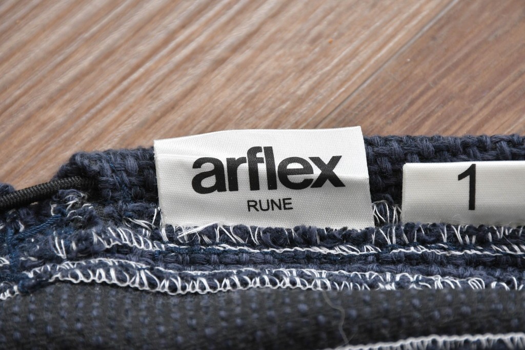 中古　美品　arflex(アルフレックス)　藤森泰司(Taiji Fujimori)デザイン　RUNE(ルネ)　流れるような美しいフォルムのダイニングチェア2脚セット　定価(2脚合計)約40万円　(R-088819)
