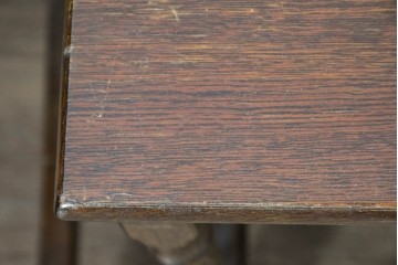 イギリスヴィンテージ　オーク材　重厚でクラシカルなネストテーブル　(R-088832)