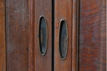 アンティーク建具　昭和初期　欅(ケヤキ)材　味わい深い木目が目を引く作りの良い小さな窓2枚セット　(R-088844)