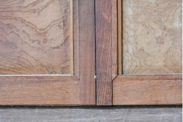 アンティーク建具　昭和初期　欅(ケヤキ)材　味わい深い木目が目を引く作りの良い小さな窓2枚セット　(R-088844)