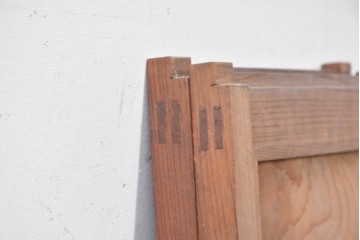 アンティーク建具　昭和初期　欅(ケヤキ)材　味わい深い木目が目を引く作りの良い小さな窓2枚セット　(R-088844)