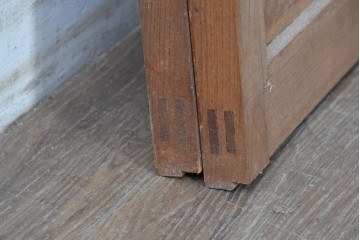 アンティーク建具　昭和初期　欅(ケヤキ)材　味わい深い木目が目を引く作りの良い小さな窓2枚セット　(R-088844)