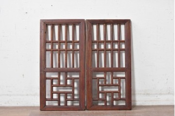 中国ヴィンテージ建具　アンティーク調　幾何学模様が目を引く中国格子2枚セット　(R-088845)