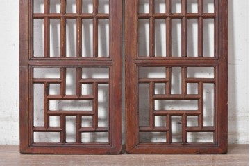 中国ヴィンテージ建具　アンティーク調　幾何学模様が目を引く中国格子2枚セット　(R-088845)