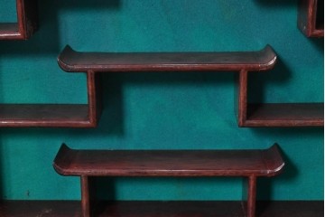 中国ヴィンテージ　1980年から1990年頃　花梨材　シンメトリーデザインの壁掛け飾り棚　(R-088853)