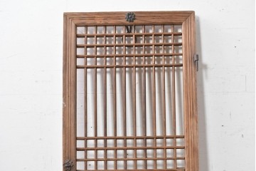 中国アンティーク建具　李朝風建具　花形の金具と格子の並びが美しい窓1枚　(R-088855)