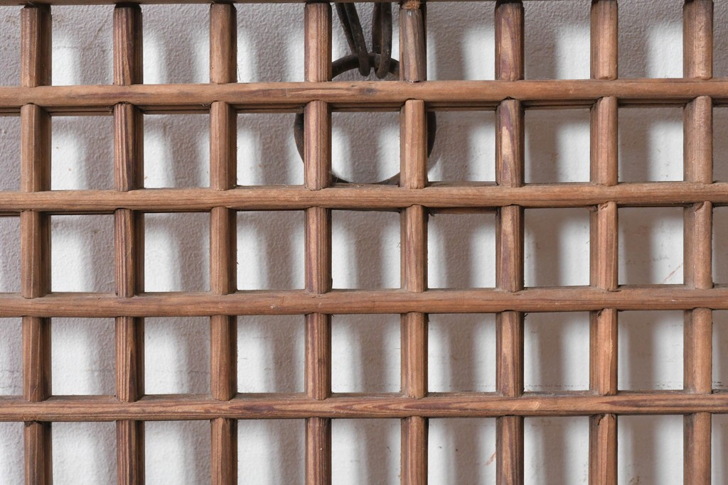 中国アンティーク建具　李朝風建具　花形の金具と格子の並びが美しい窓1枚　(R-088855)