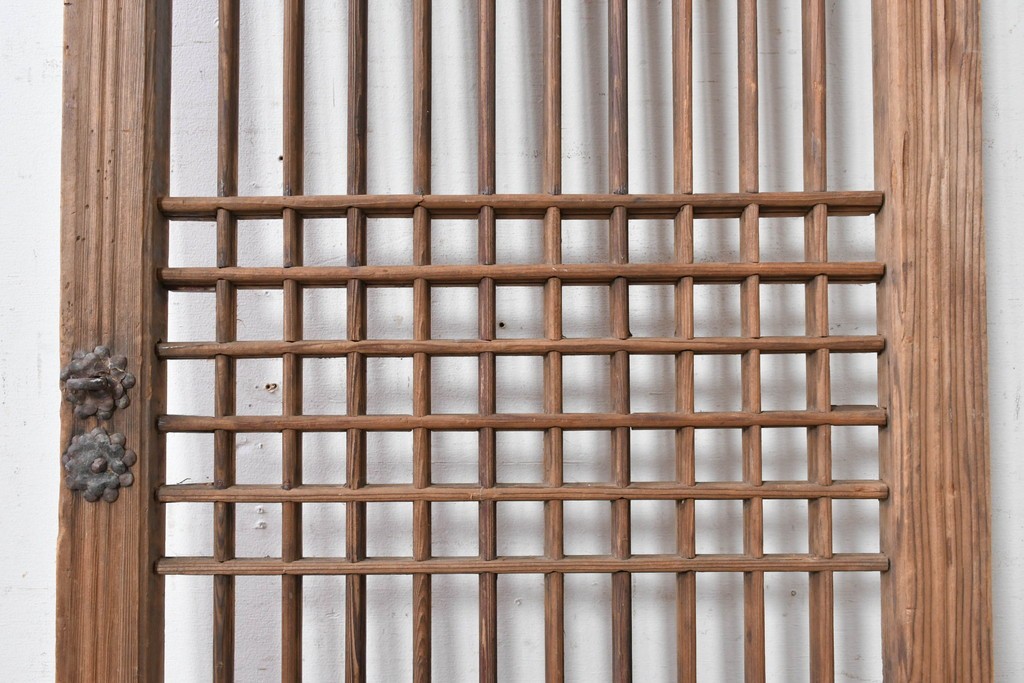 中国アンティーク建具　李朝風建具　花形の金具と格子の並びが美しい窓1枚　(R-088855)