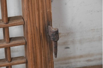 中国アンティーク建具　李朝風建具　花形の金具と格子の並びが美しい窓1枚　(R-088855)