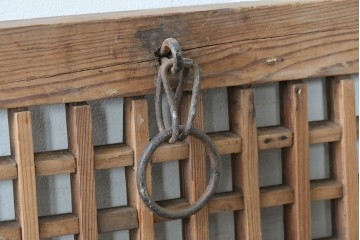 中国アンティーク建具　李朝風建具　花形の金具と格子の並びが美しい窓1枚　(R-088855)