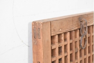 中国アンティーク建具　李朝風建具　花形の金具と格子の並びが美しい窓1枚　(R-088855)