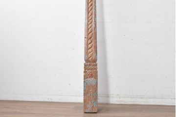 アジアンヴィンテージ　バリ　繊細な彫刻装飾が目を引く木製柱　(R-088862)