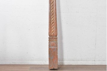 アジアンヴィンテージ　バリ　繊細な彫刻装飾が目を引く木製柱　(R-088863)