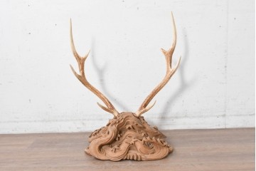 和製ヴィンテージ　希少デザイン!　欅(ケヤキ)材　鹿角と紅葉流水図彫刻が見事な刀掛け　(R-088870)