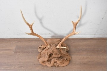和製ヴィンテージ　希少デザイン!　欅(ケヤキ)材　鹿角と紅葉流水図彫刻が見事な刀掛け　(R-088870)