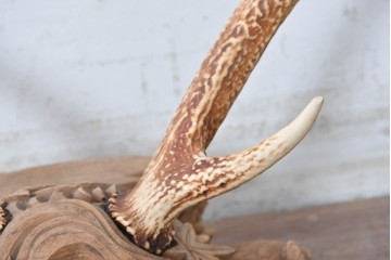 和製ヴィンテージ　希少デザイン!　欅(ケヤキ)材　鹿角と紅葉流水図彫刻が見事な刀掛け　(R-088870)