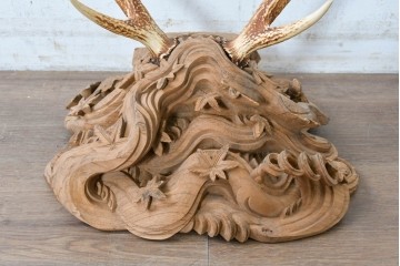 和製ヴィンテージ　希少デザイン!　欅(ケヤキ)材　鹿角と紅葉流水図彫刻が見事な刀掛け　(R-088870)