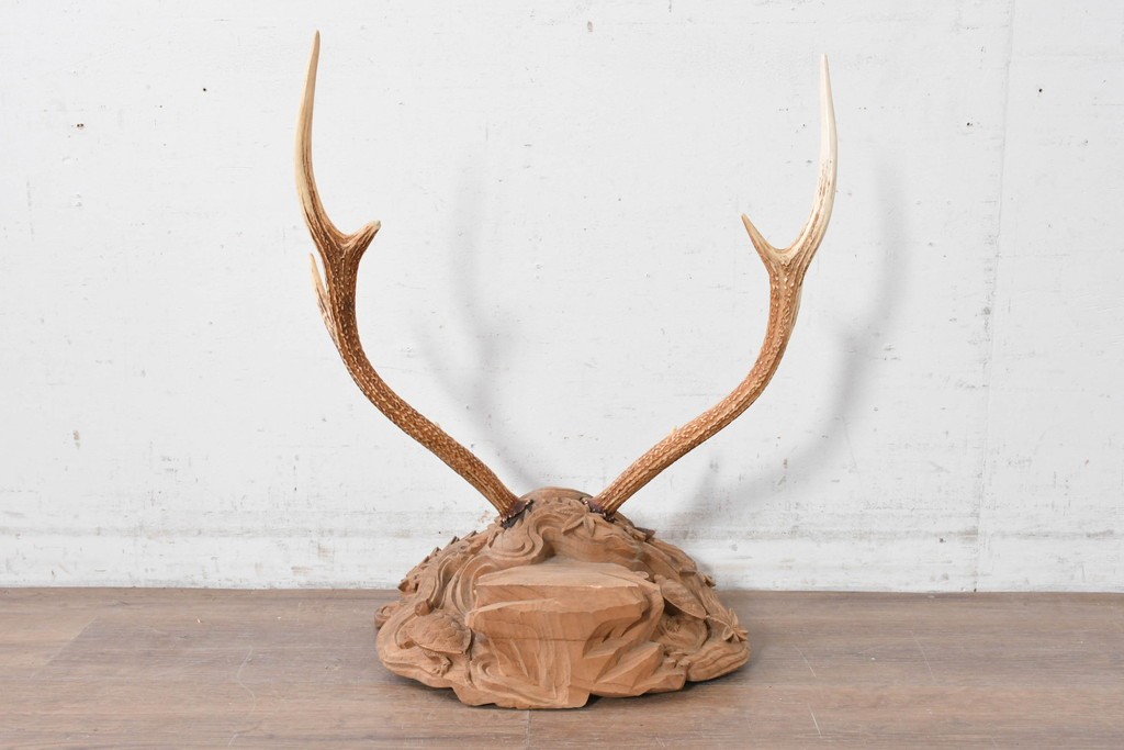 和製ヴィンテージ　希少デザイン!　欅(ケヤキ)材　鹿角と紅葉流水図彫刻が見事な刀掛け　(R-088870)