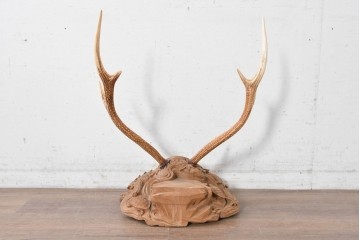 和製ヴィンテージ　希少デザイン!　欅(ケヤキ)材　鹿角と紅葉流水図彫刻が見事な刀掛け　(R-088870)