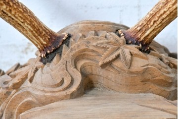 和製ヴィンテージ　希少デザイン!　欅(ケヤキ)材　鹿角と紅葉流水図彫刻が見事な刀掛け　(R-088870)